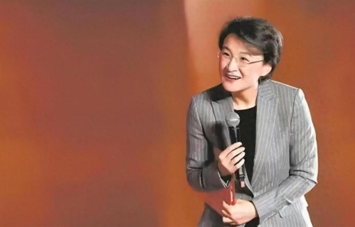 被要求滚出主持界、沦为众矢之的的央视主持董倩，如今早已大变样