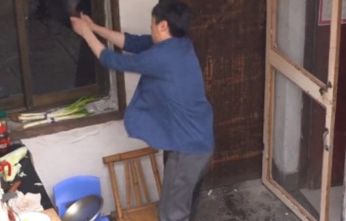 47岁祖峰片场徒手砸玻璃！手臂被划开几道伤痕，血流不止表情淡然|导演|长津湖|职业|吴京|张小斐