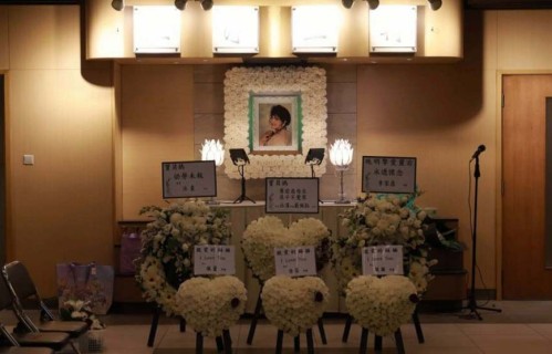 TVB知名老戏骨悲痛欲绝，送别前妻出殡，身材暴瘦走路需要搀扶