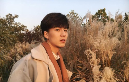 除了《爱格》，张凌赫出道前还有哪些有趣的模特经历？