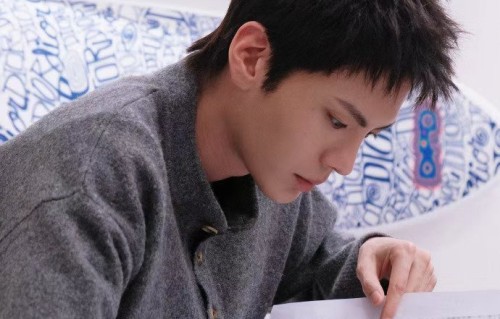 毕雯珺新角色裴川杀青发文祝福|爱意|奔流不息