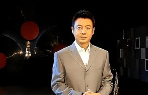 私生活混乱？被传10年换5任妻子，从央视离职的他，如今怎么样了