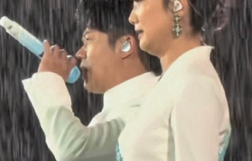 凤凰传奇厦门演唱会上的‘加密提词器’具体是什么样子的？|玲花|曾毅|蒙语|舞台|密码