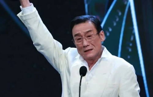 68岁梁家辉，五封金像奖影帝！哽咽感谢太太，女方曾勇闯黑帮救他
