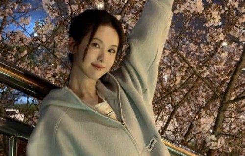 陈都灵夜樱照引热议，高马尾造型美出新高度！