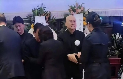 陈丽华葬礼才过去2天，恶心的一幕又出现，迟重瑞站C位被拿来造谣生事