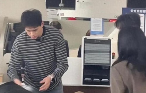 伊能静机场帮家人拿箱子满脸心不甘情愿，这表情绝非演技能装出来