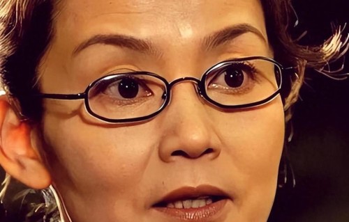 72岁潘虹双手浮肿惹人疼! 离婚多年仍单身, 未能生子是一生最大遗憾