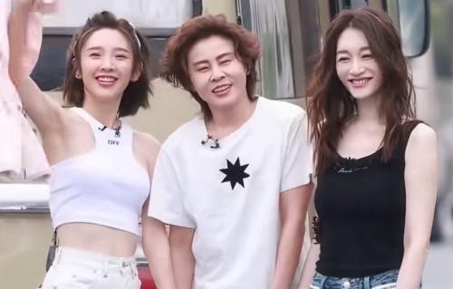 李小冉被曝退赛后首发声，晒录音照好认真：努力赶上优秀的姐姐们