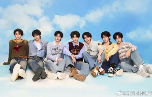 新歌《摆脱地心引力》的编曲和歌词具体有哪些特点？