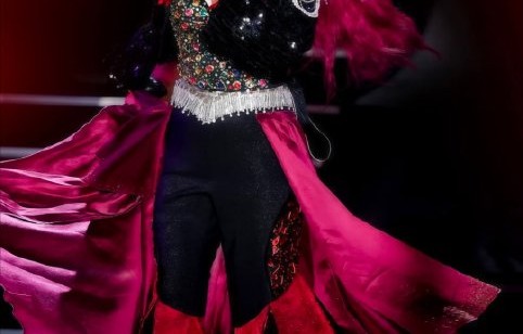 乌兰图雅在《乘风2026》节目中对《站在草原望北京》做了怎样的改编？