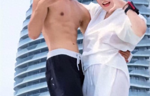 黄一鸣与八块腹肌男相拥玩水，女儿闪闪气的瘪嘴！