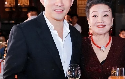 汪小菲醒悟了，为新店剪彩提母亲张兰，态度转变，筱梅与闺蜜聚会 