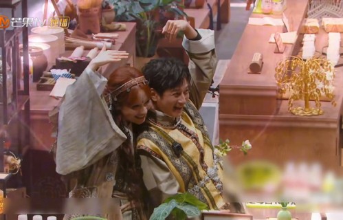 大张伟贴脸直球嗑CP，维嘉吴昕被逗笑