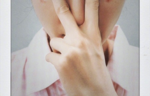 杨幂使用蒸汽眼罩不慎烫伤脸部现明显红印