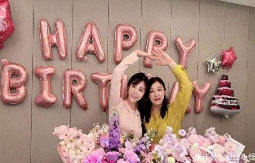 王晓晨母亲生日，晨爸罕见露面，62岁的晨妈颜值不输37岁的王晓晨|护肤品|面部|合影|家庭|岁月