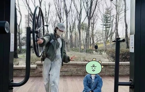 孙艺珍晒儿子小甜豆的日常，看起来像个乖宝宝，坐姿很像爸爸玄彬