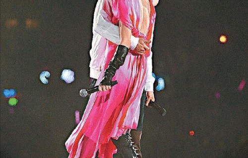 郑秀文隔空认爱许志安，称其为“人生不可取代的人”