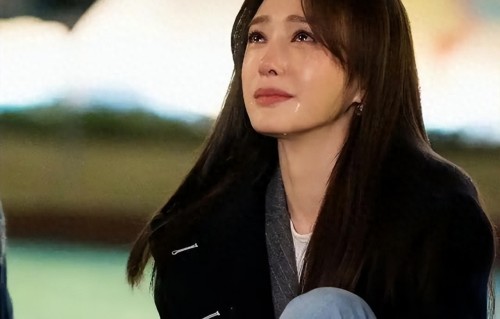 陪玩陪睡算啥？继人体盛宴、舔手指后，艺人再曝阴暗面 秦岚被牵连 