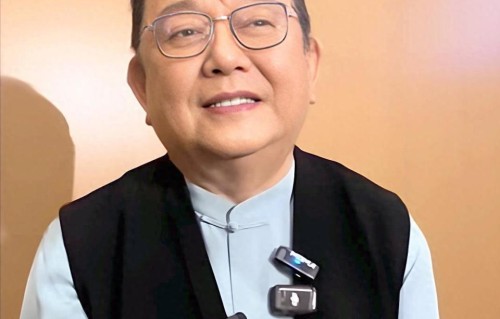 从“和大人”到全家依靠：王刚的“不敢老”，藏着中国式亲情最痛的清醒