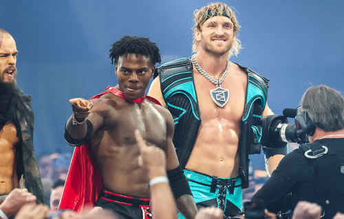 太炸裂了！WWE甲亢哥惊天一跳 超高飞扑砸穿解说台