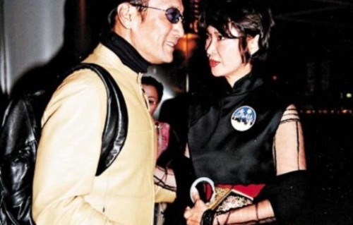 香港知名爷孙恋再曝猛料！男星为追小49岁女友，借女儿珠宝撑场面