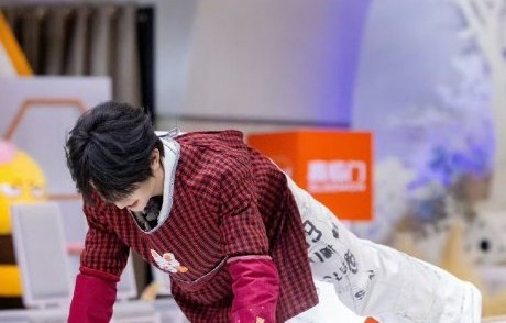 穆祉丞在2025年“梦始”演唱会的舞台花絮展现了哪些实力？