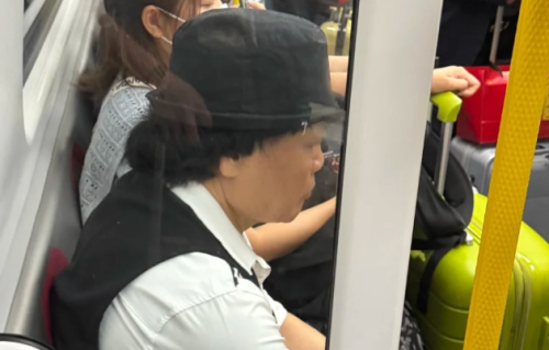 72岁演员八两金搭港铁神情呆滞，两城奔波日工作超12小时为养儿拼尽全力！