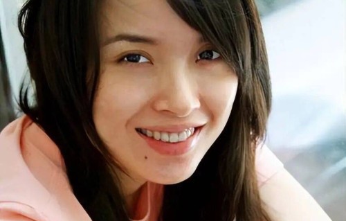 48岁李佳近况曝光！再婚嫁靳东生下2个儿子，如今婚姻幸福被宠成公主