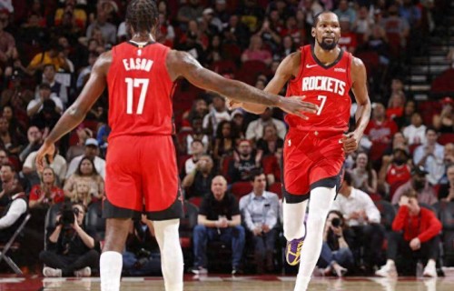 杜兰特1000场20+里程碑！合影任嘉伦送球衣，和马瑟林互喷