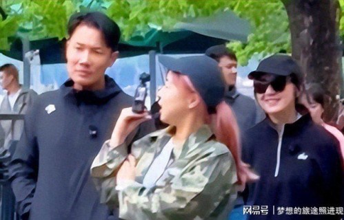 偶遇杨千嬅夫妇逛西湖，素面休闲无架子，丁子高穿拖鞋状态松弛