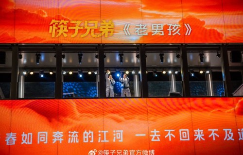 筷子兄弟在杭州西湖的具体哪一天、哪个位置进行的快闪演出？