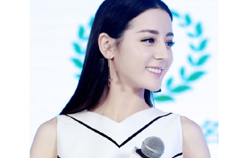 迪丽热巴童年溺水的经历对她的演艺生涯产生了什么影响？