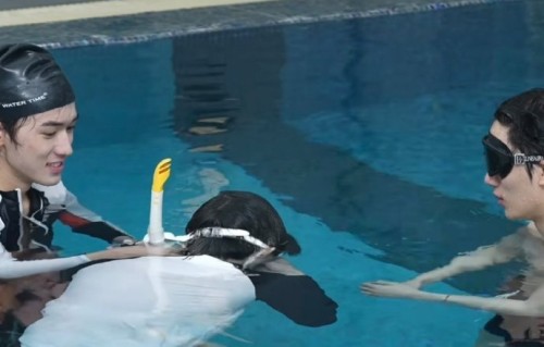 时代少年团泳池训练VLOG爆笑出圈，丁程鑫、宋亚轩、张真源偶像包袱碎一地？