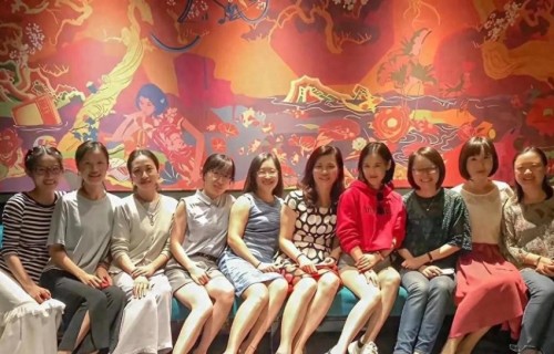 黄圣依去参加同学聚会，跟老同学们站一起，简直像活成了两代人