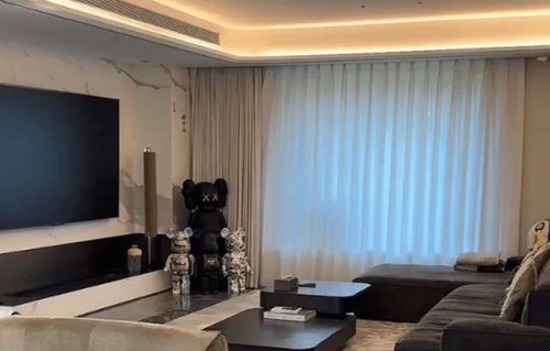 潘玮柏老婆晒三口之家，卧室床头摆放玩偶，收拾得超干净像样板房