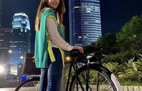 TVB知名女星晒母子合照！小家伙被指撞脸林俊杰，游泳比赛获铜牌