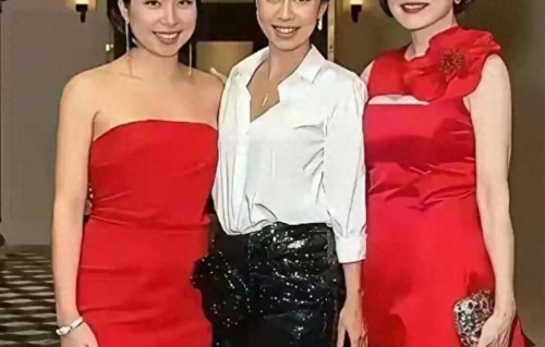 林青霞与两个女儿的合影照片，两位女儿都正值青春华年​​​​