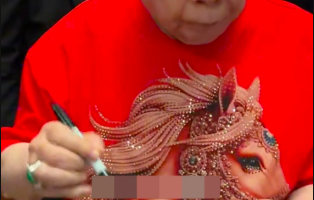 香港“最佳男配”罕见现身金像奖，走路需人搀扶，疑似太太全程照顾