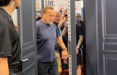 79岁施瓦辛格再玩反差梗：假装被肌肉“卡门”，硬汉幽默引爆网络