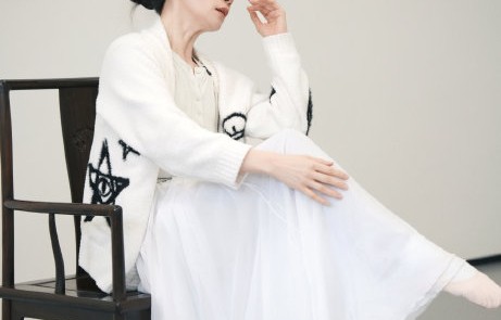 温峥嵘的舞台表演引发了哪些具体的网络讨论和评价？