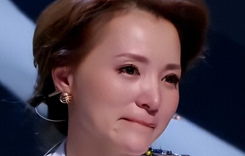 52岁董卿街头被偶遇 现状曝光，透露出两大信息，离婚传闻真相大白 