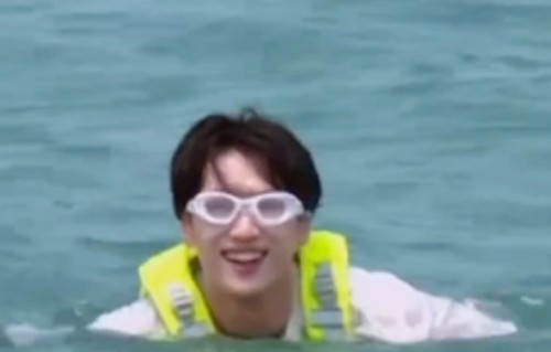 《奔跑吧》逆风浪500米，严浩翔成‘海上孤泳者’被赞少年意气