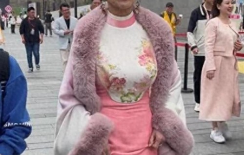 73 岁赵雅芝现身海宁，一袭旗袍美上热搜，这才是岁月不败的真女神