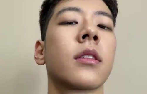 郭涛19岁儿子石头晒肌肉照，萌娃变硬汉|郭子睿|近照|气质|社交平台|手臂