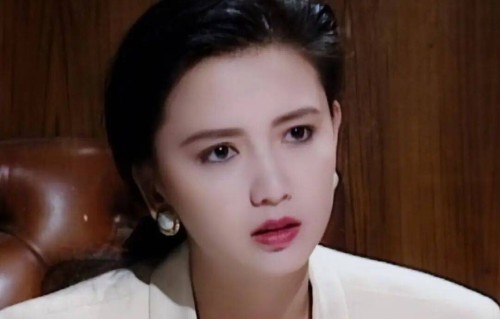 60岁曾华倩近况曝光！与富豪离婚已经24年，如今27岁儿子成为她的骄傲