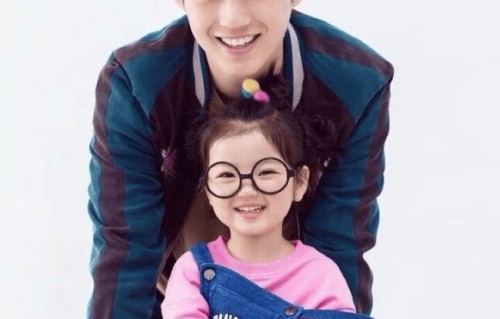 董力带儿子逛公园，俩人穿亲子装清爽帅气，8岁尤利斯身高超150cm