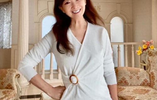 香港资深歌手豪宅曝光，为孩子上学豪掷4000万建屋，三子全上名校 