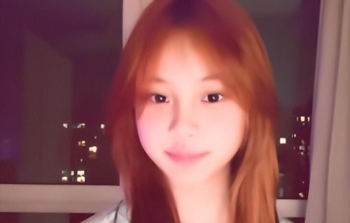 甜馨陪贾乃亮过42岁生日！父女俩越长越像，染红发 打耳洞略显成熟