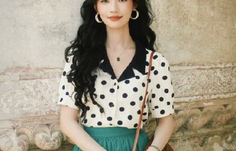 林允在《冬去春来》剧宣直播中被豆汁吓到是怎么回事？|灰绿色|表情包|口误|引流|央视